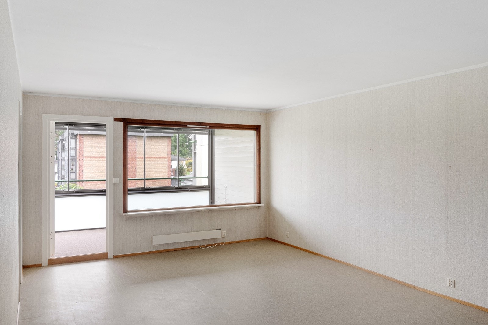 Stue vinduet er stort og gir godt med tilgang på dagslys. Galleribilde