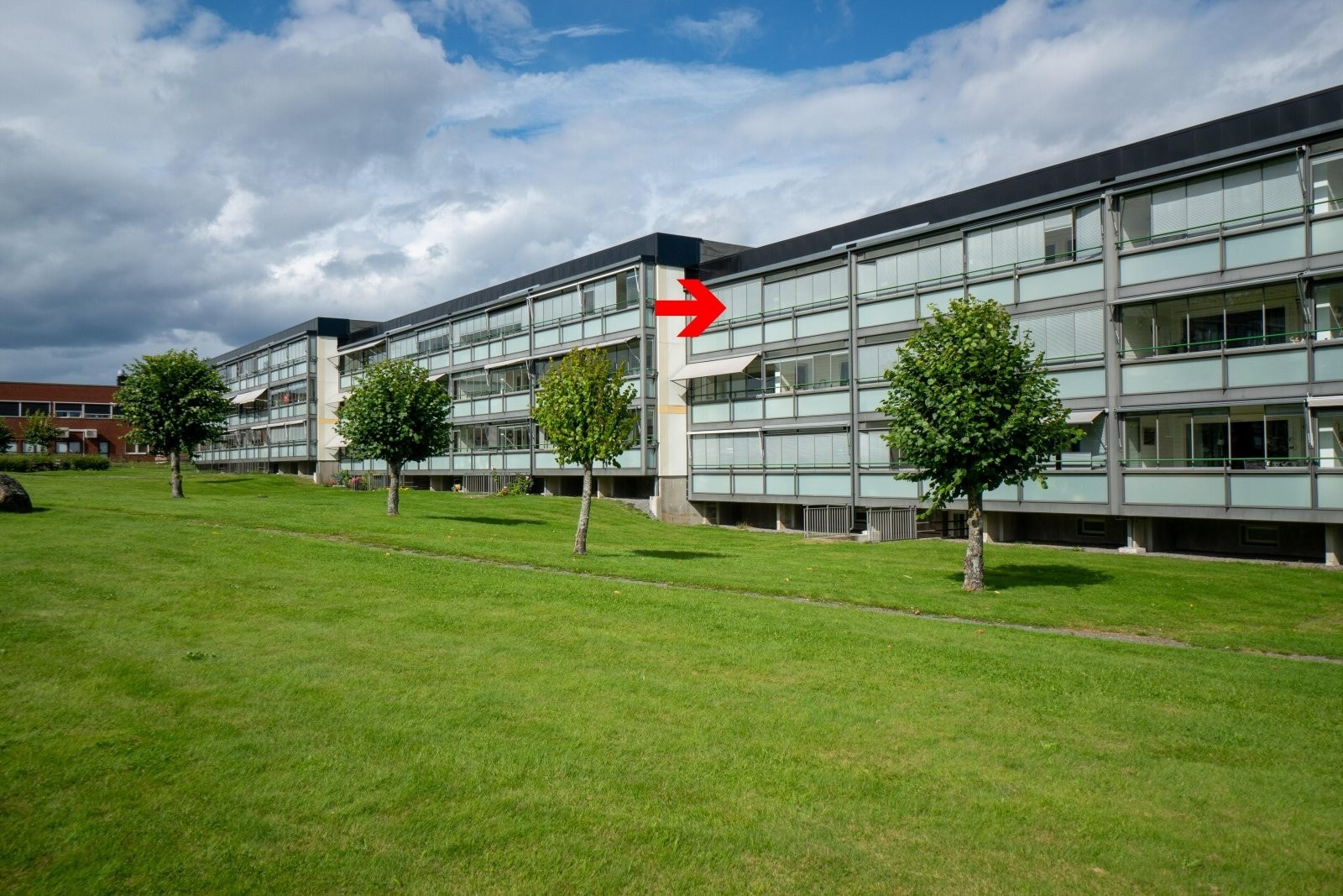 Borettslagets store grøntarealer er pent opparbeidet med plen og diverse busker/trær. Galleribilde