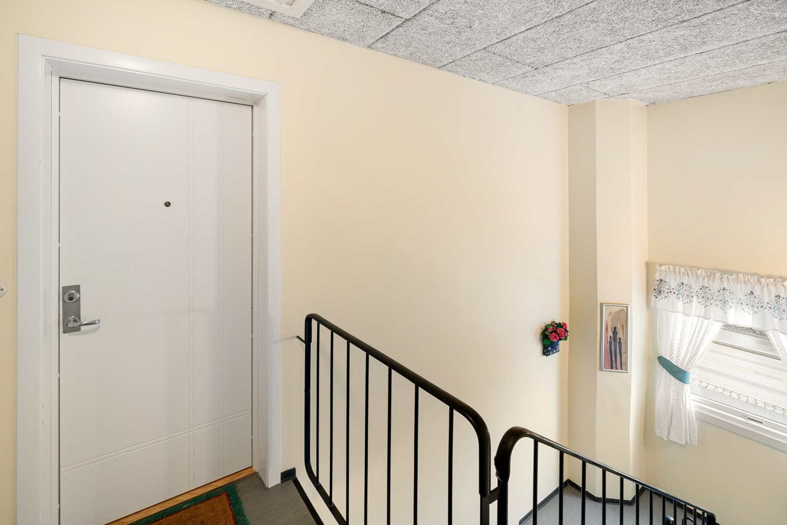 Lys felles trappesats fører deg opp i 3. etg. Velkommen inn! Galleribilde