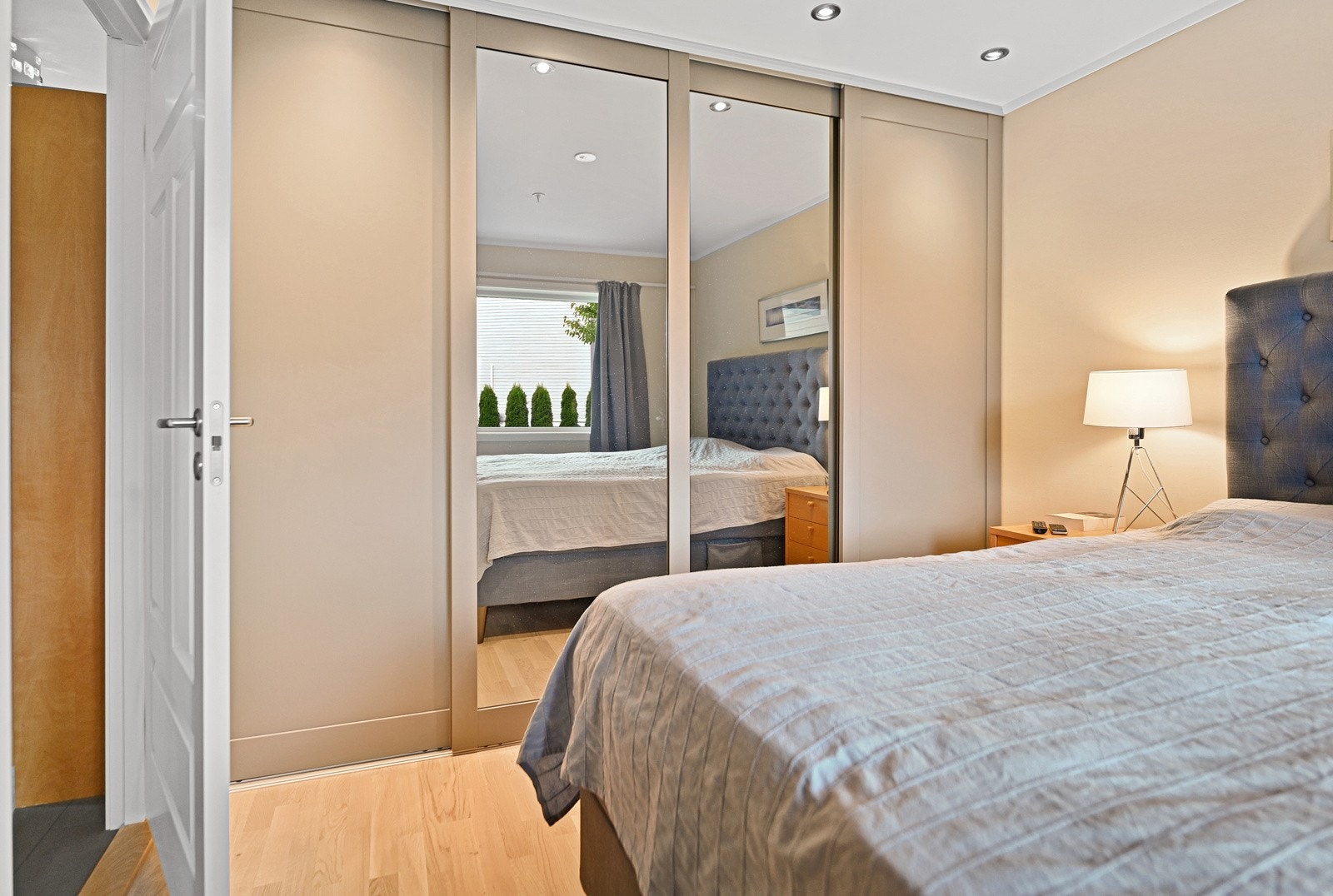 Mye garderobeplass Galleribilde