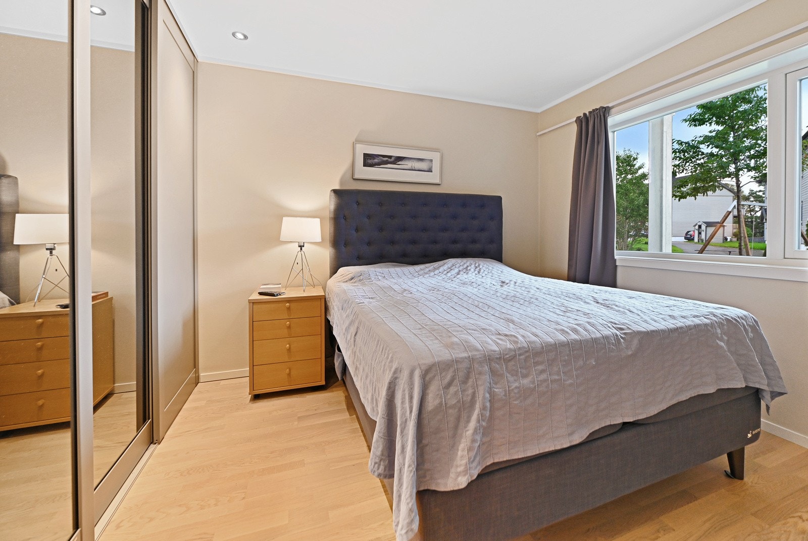 Stort hovedsoverom med skyvedørsgarderobe Galleribilde