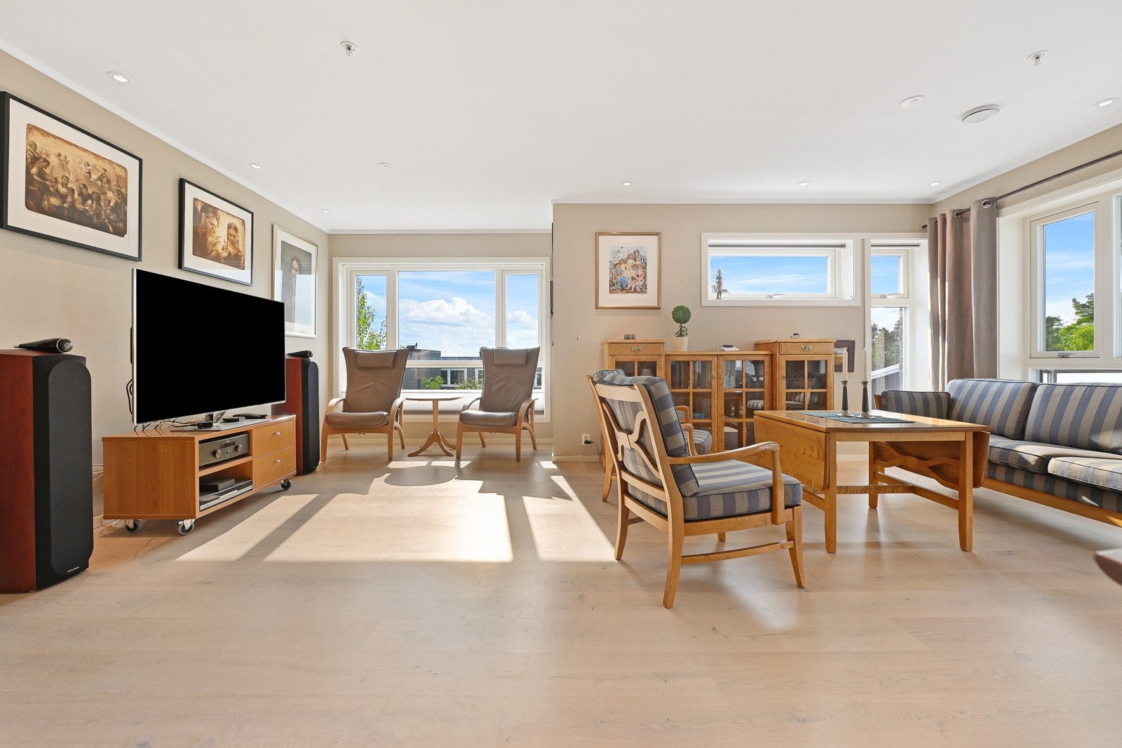 Lys stue med store vinduer Galleribilde