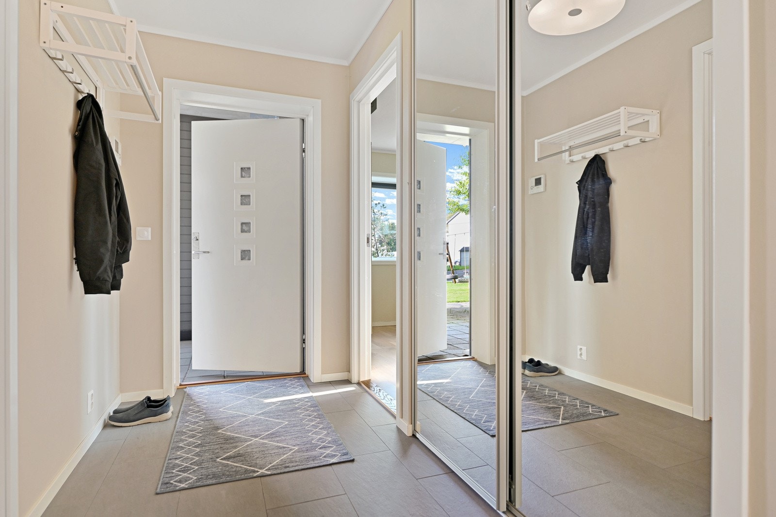 Inngang med skyvedørsgarderobe Galleribilde