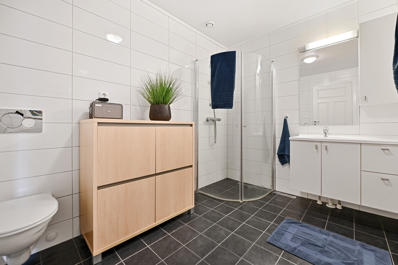 Stort flisbelagt bad med gulvvarme Galleribilde