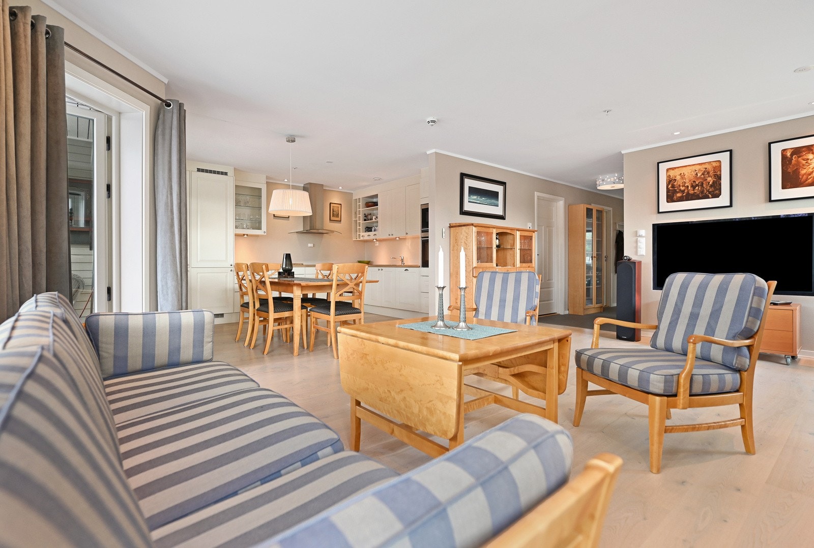 En stor stue med vannbåren gulvvarme Galleribilde