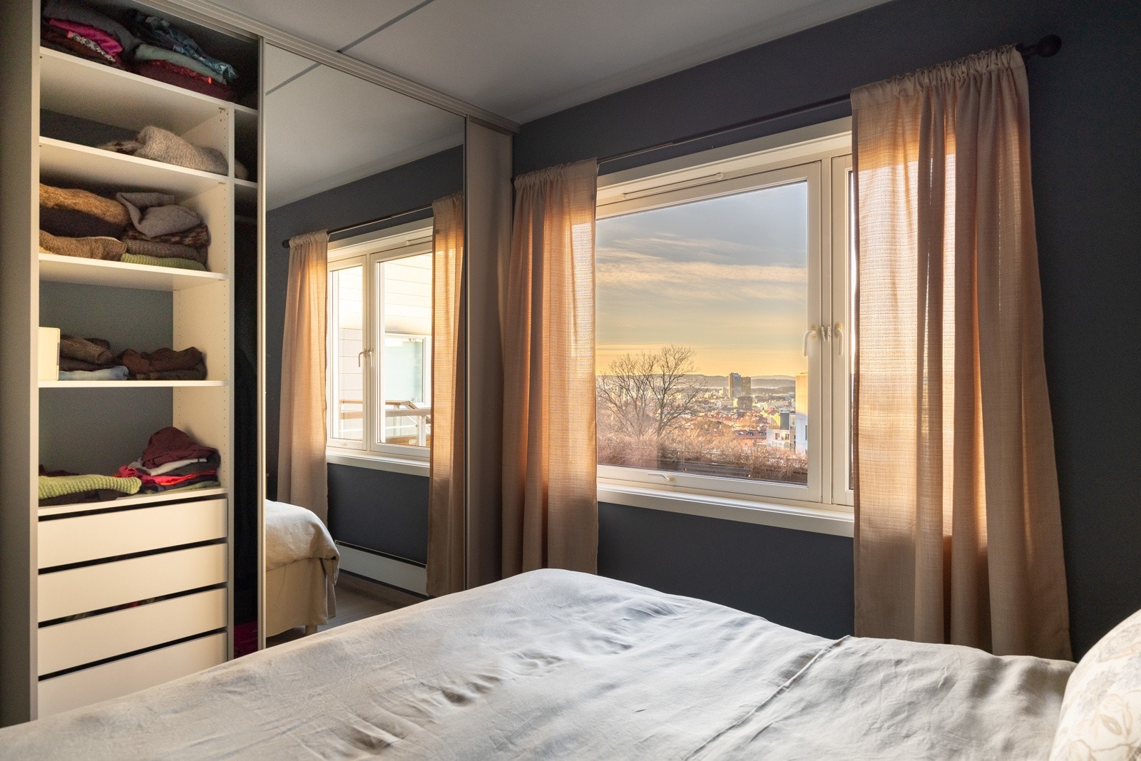 Hovedsoverommet har en tilpasset skyvedørsgarderobe levert av Kvik fra 2022. Galleribilde