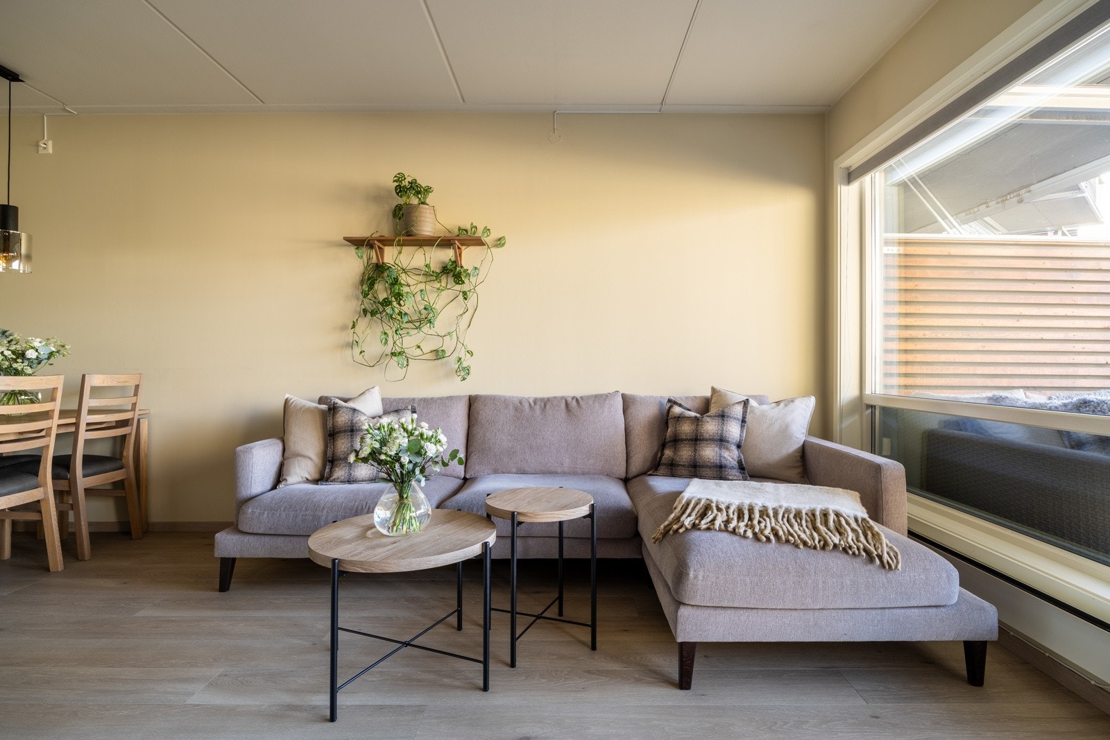 Stuedelen av rommet har god plass for innredning av en fullverdig sofagruppe. Galleribilde