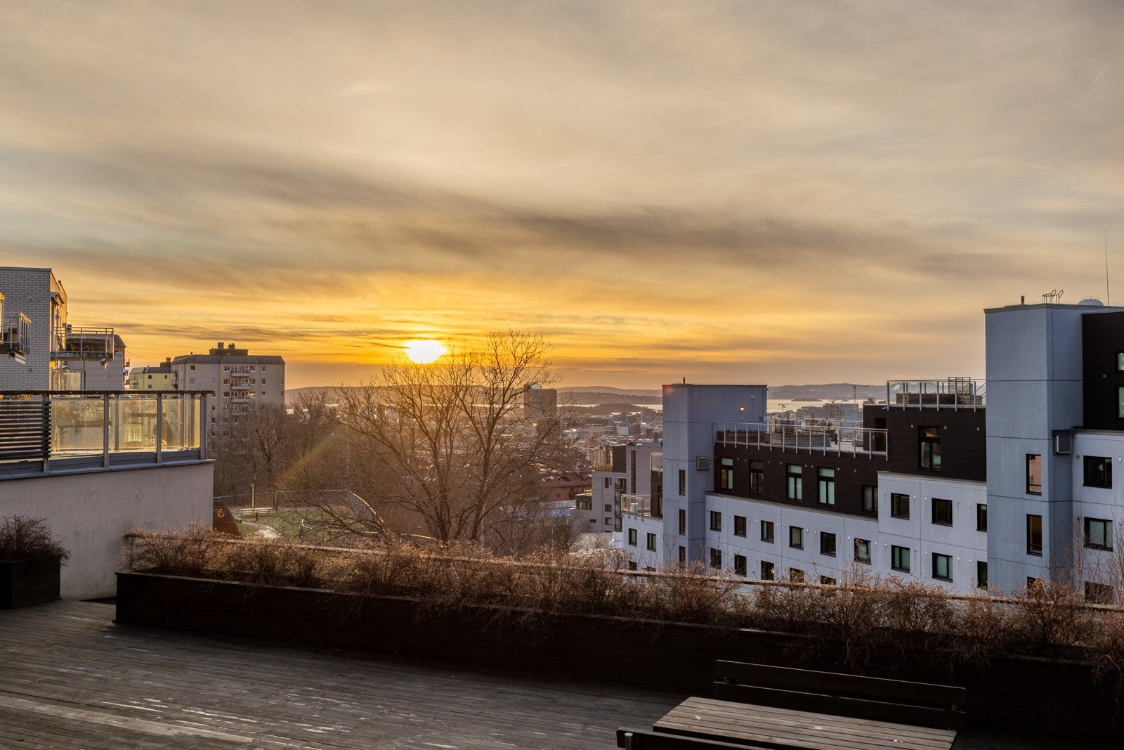 Fra balkongen er det en felles takterrasse for andelseiere i borettslaget som forlenger utearealet til leiligheten betraktelig. Galleribilde