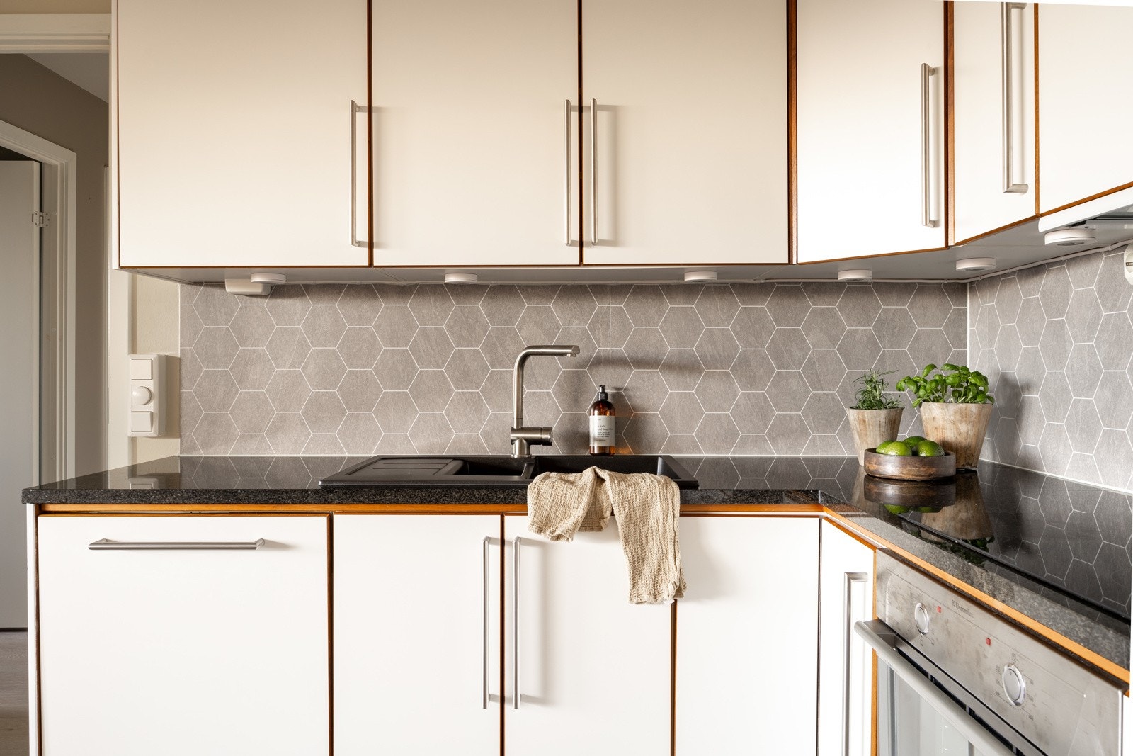 Kjøkkenet er utstyrt med gode kvaliteter som blant annet benkeplate av stein og kjøkkenvask av granitt. Vask og armatur er montert i 2021, samtidig med etablering av Waterguard. Galleribilde