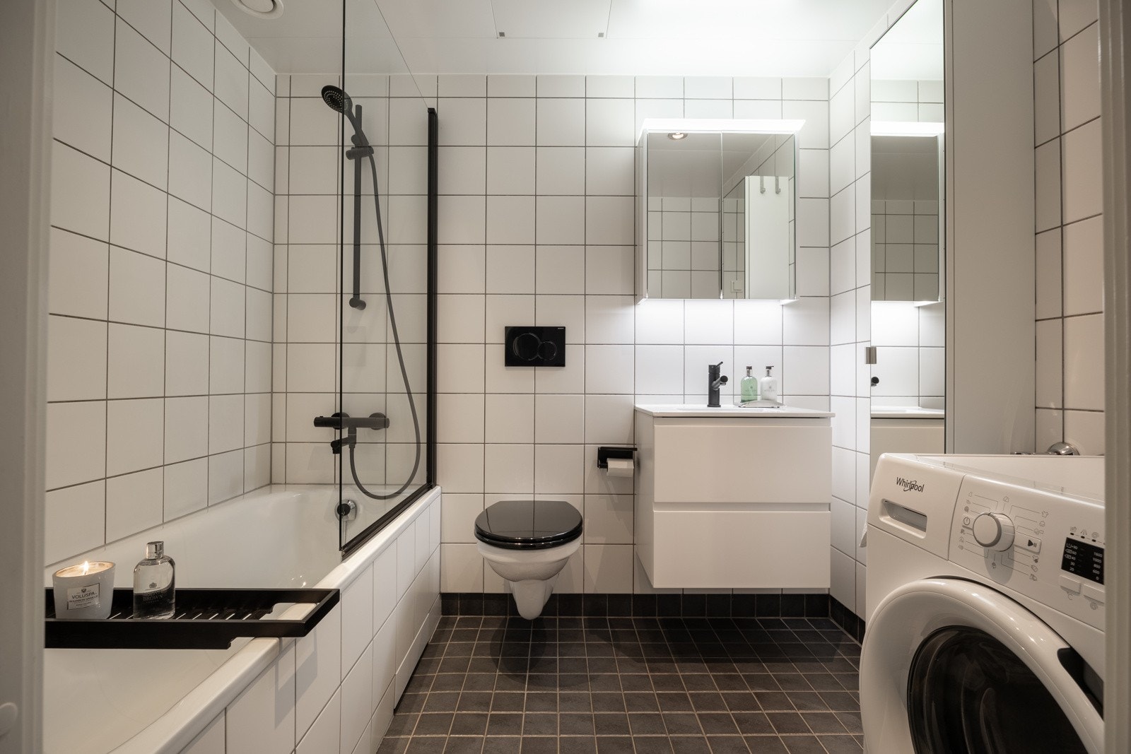 Leiligheten har et stort og innbydende baderom med gode kvaliteter. Galleribilde