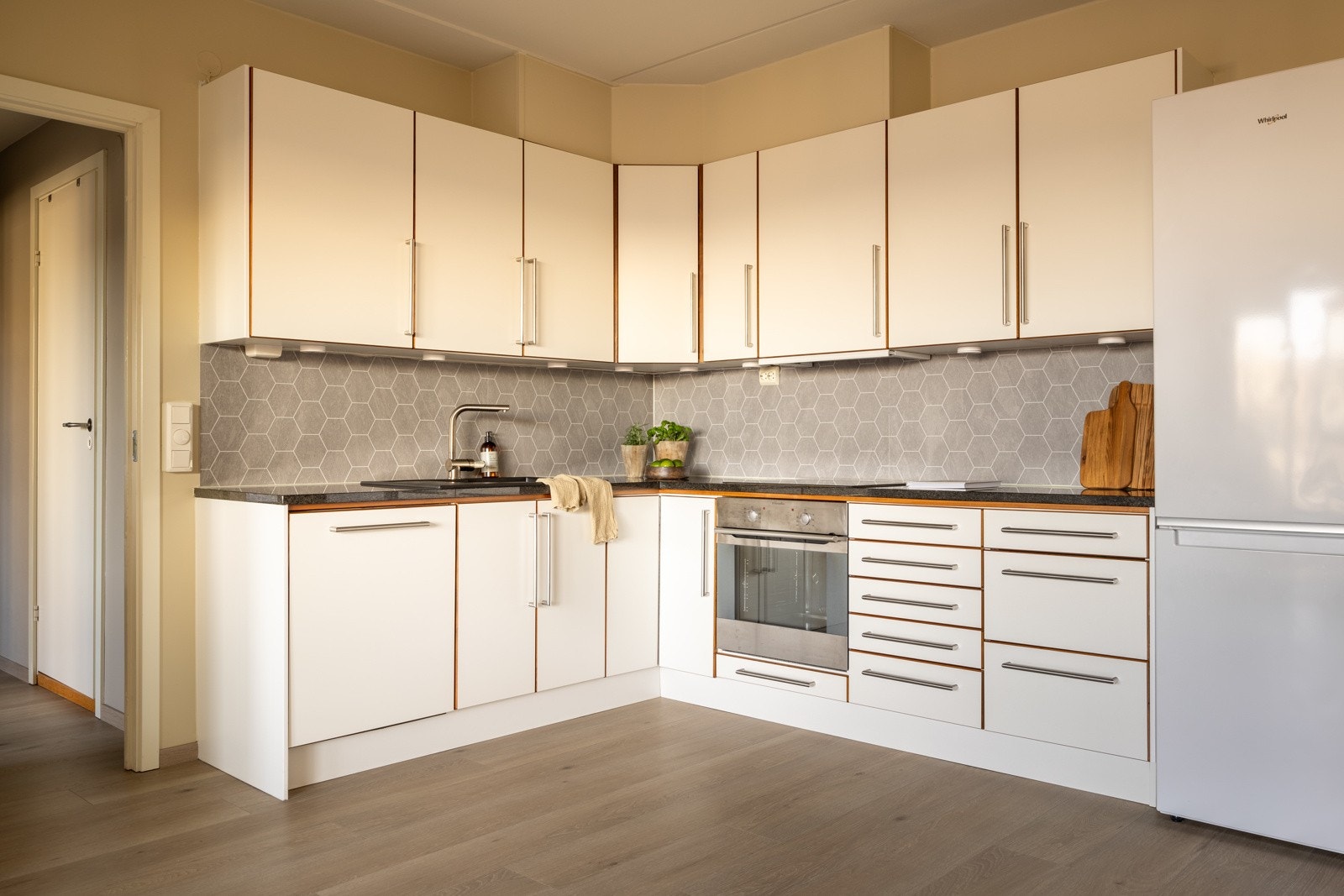 Kjøkkenet er fra Ballingslöv. Dette er et kvalitetskjøkken med praktisk utforming og mye plass for oppbevaring. Galleribilde