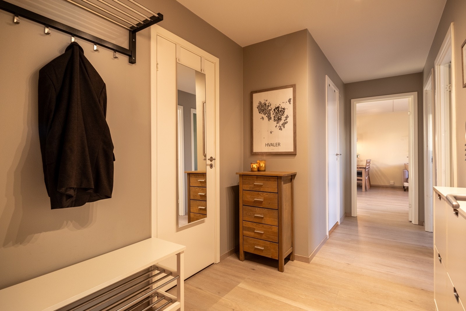 Leiligheten har en godt utnyttet planløsning hvor entréen gir adkomst til hele leiligheten. Galleribilde