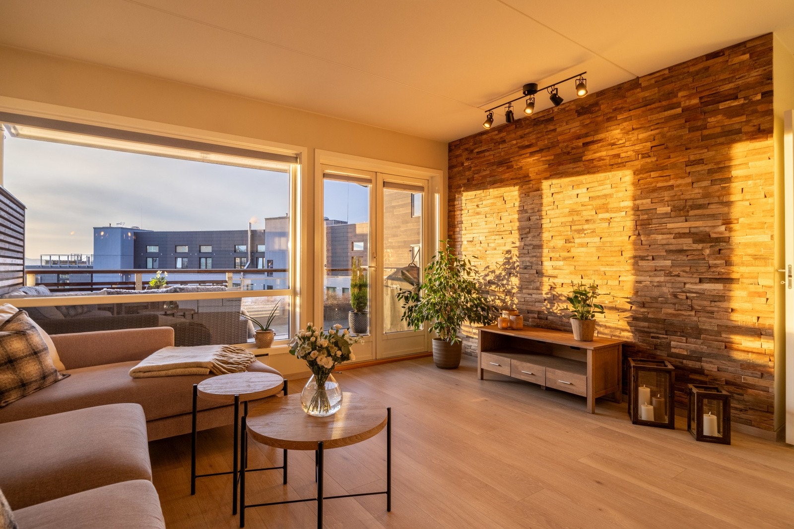 Dette er et hjem som oppleves privat, godt skjermet for innsyn. Galleribilde