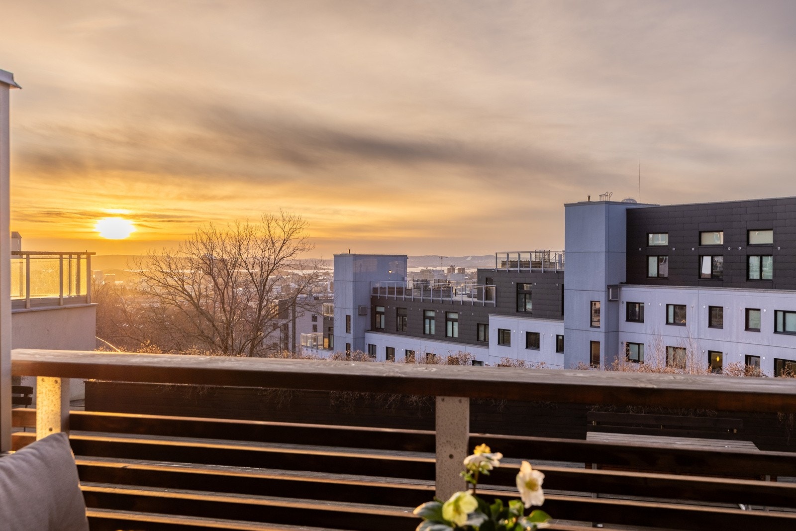 Her er det en fantastisk utsikt og gode solforhold gjennom hele året. På sommeren er det som mellom ca. kl. 14 - kl. 20. Galleribilde