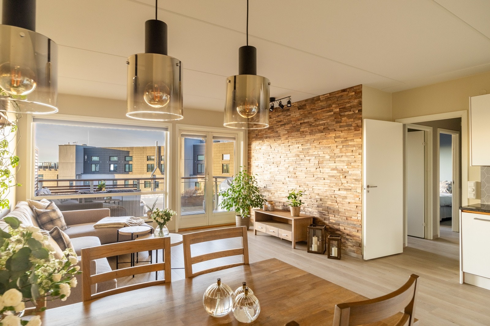 Kjøkken og stue har en åpen romløsning som byr på en naturlig soneinndeling. Galleribilde