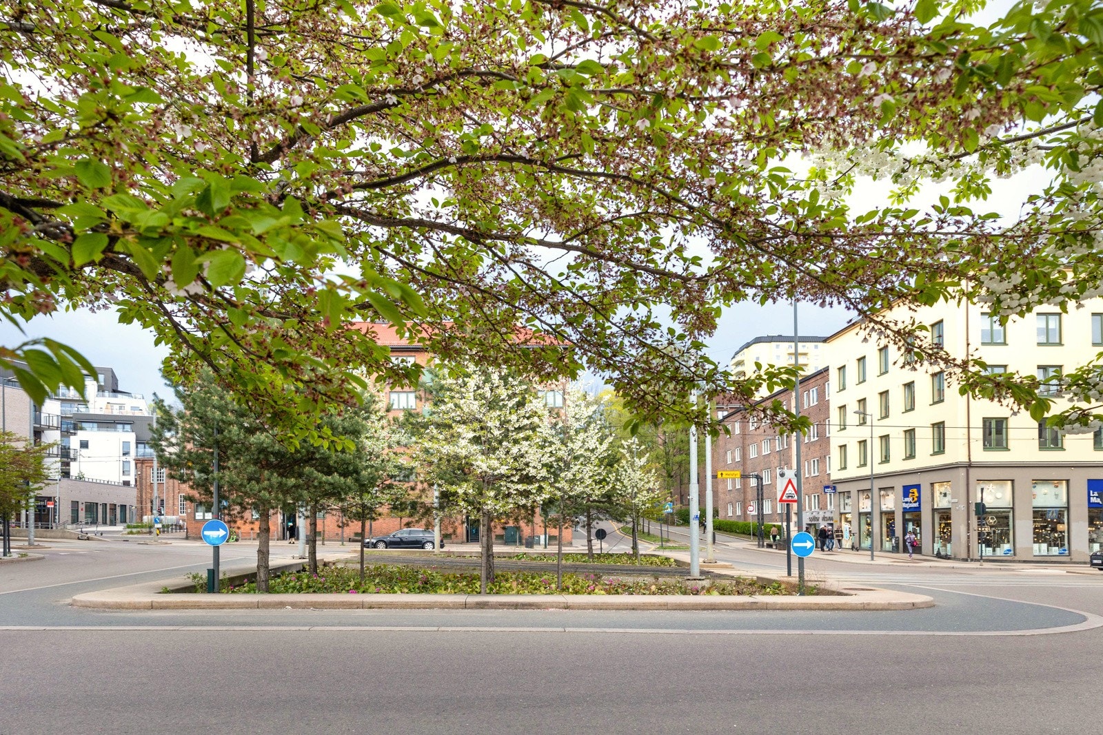 Carl Berners plass, en livlig bydel i vekst og som er et sentralt knutepunkt i Oslo. Galleribilde