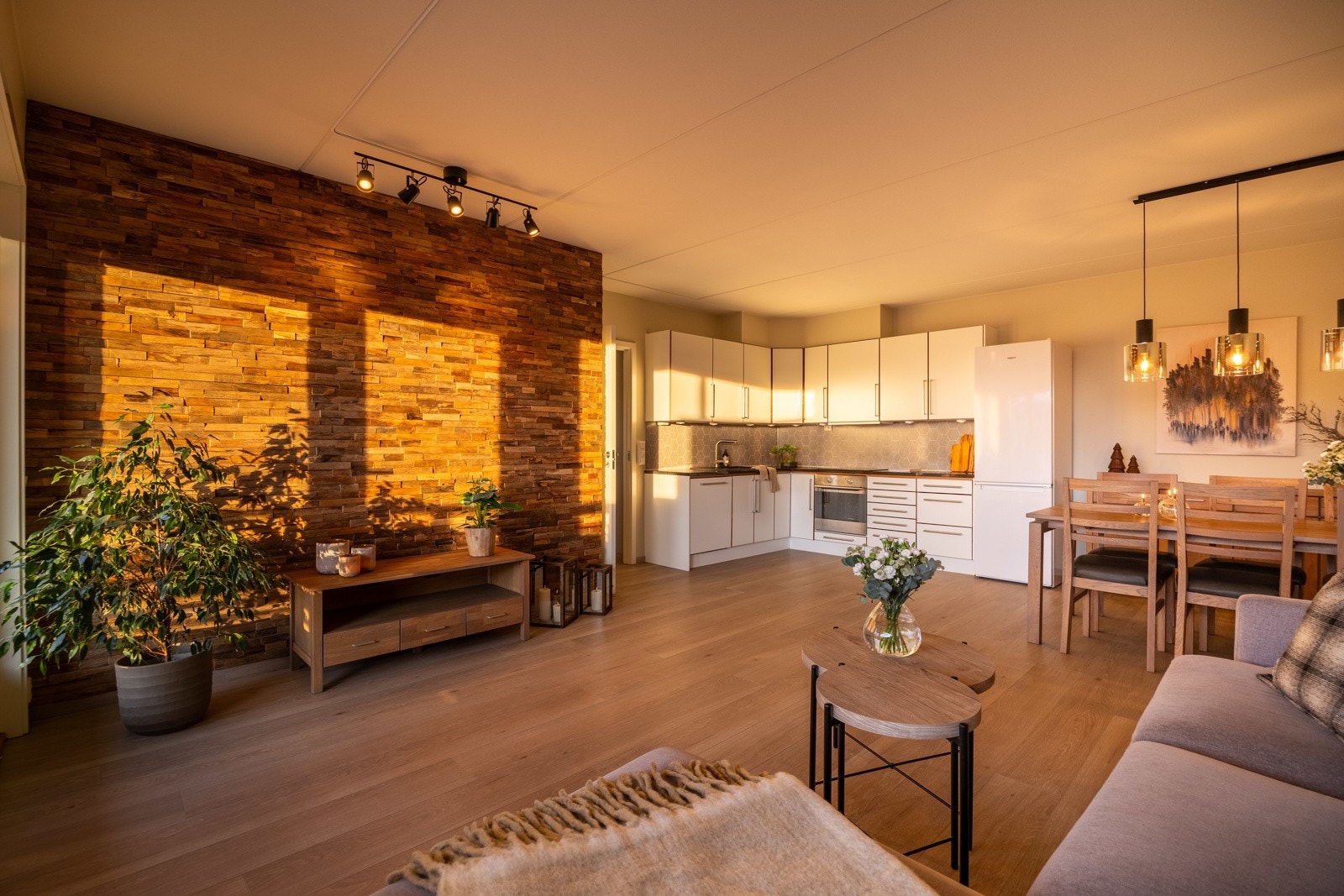 De store vindusflatene gir rikelig med lys i leiligheten, og spesielt fint er det ved solnedgang. Galleribilde