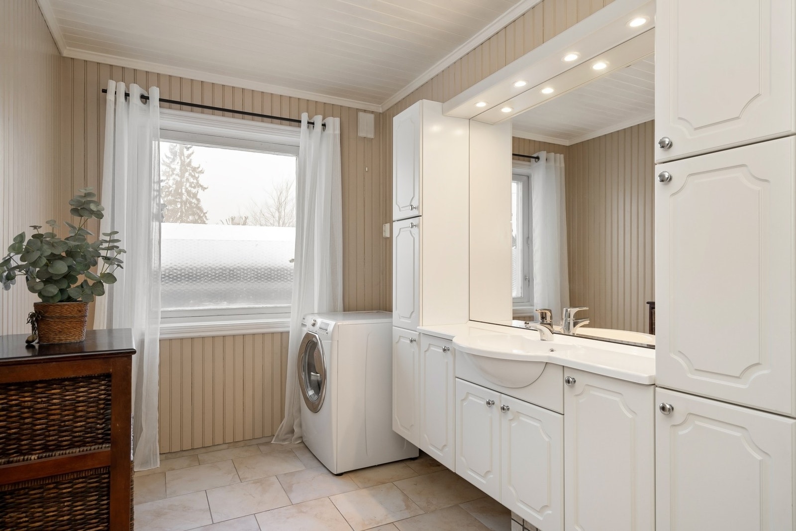 Badet er utstyrt med baderomsinnredning, dusjkabinett, badekar, uttak for vaskemaskin og mekanisk avtrekk for godt inneklima. Galleribilde