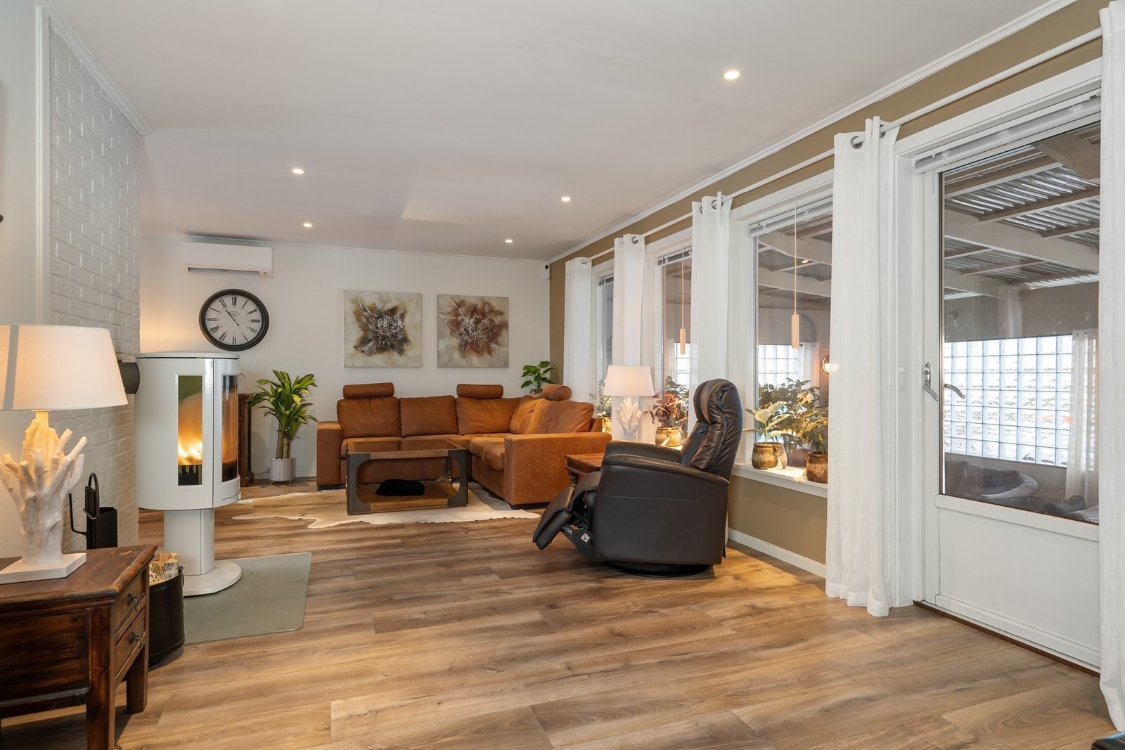 Stuen er lys og romslig, med god plass til å skape flere soner for avslapning og hygge. Galleribilde