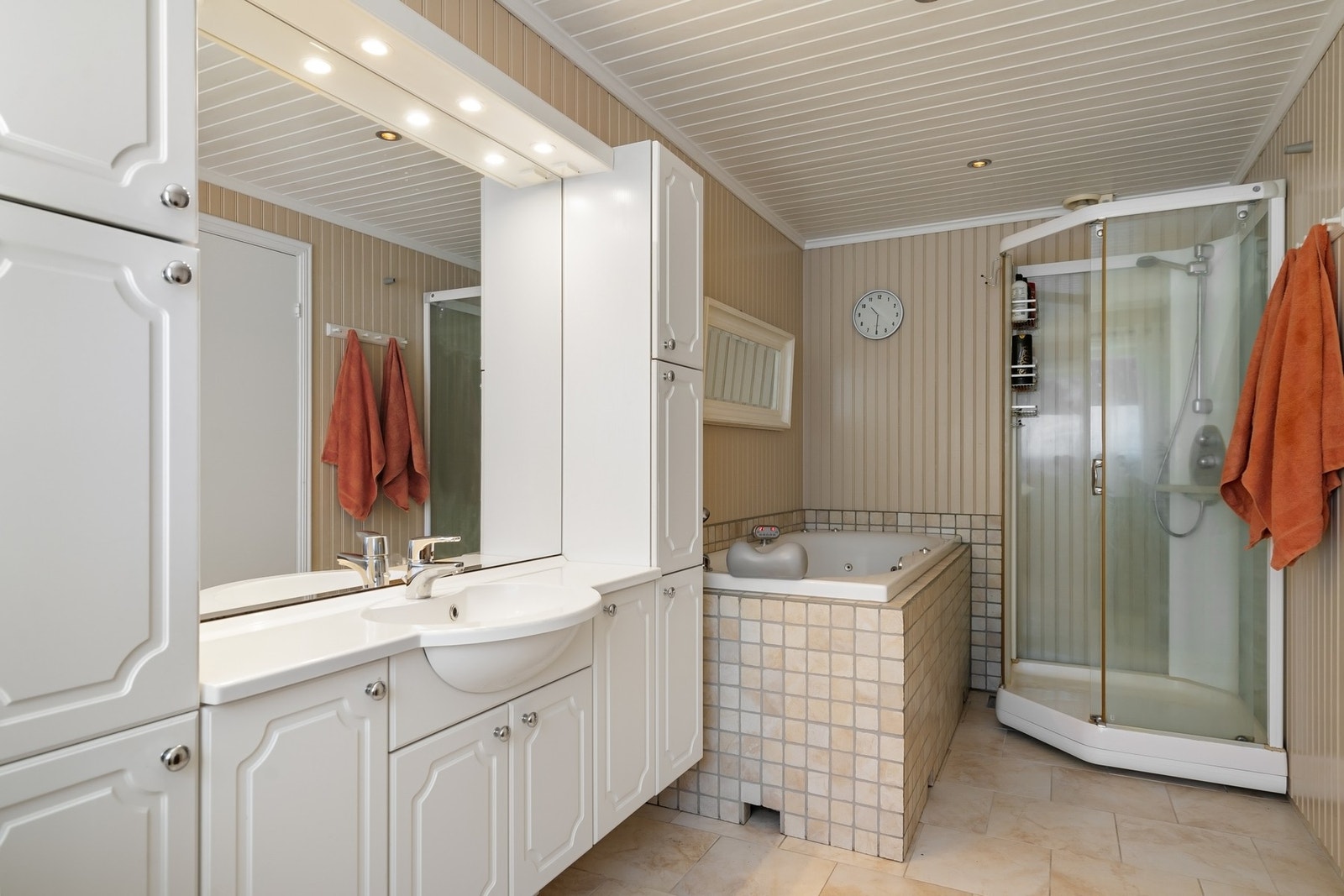 Badet fra 2004, har panel på vegger og flislagte gulv med praktisk gulvvarme for ekstra komfort. Galleribilde