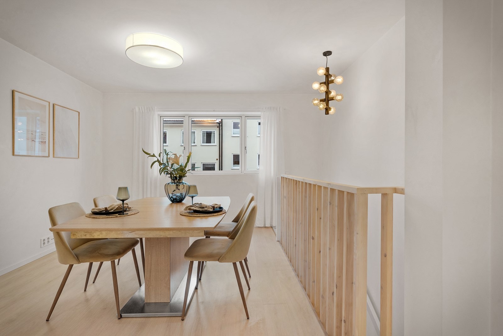- Stue/kjøkken har lyst og moderne gulv av laminat - Galleribilde