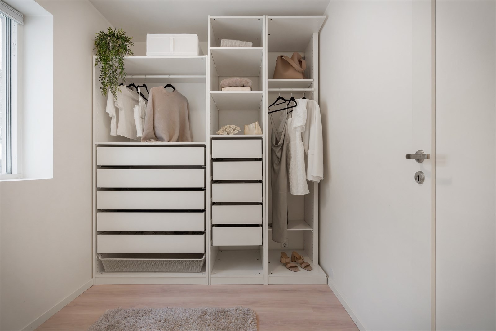- Egen garderobe som kan brukes som et walk-in - Galleribilde