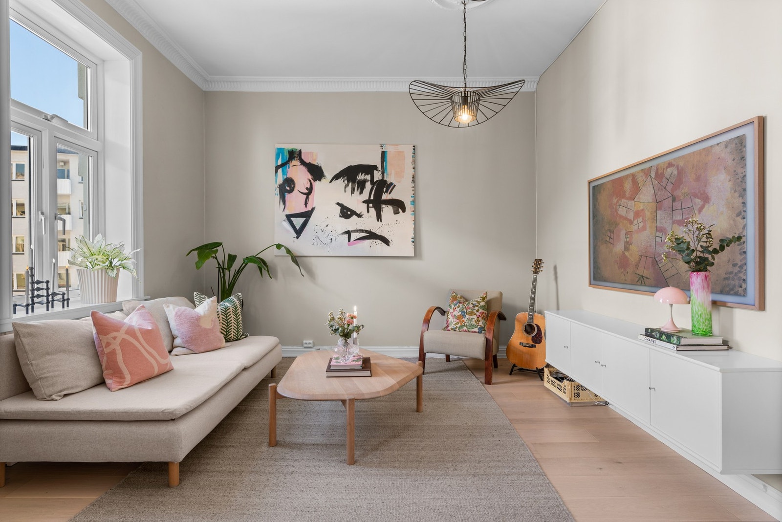 På gulvene er det pen 1-stavs parkett av eik fra 2019 Galleribilde
