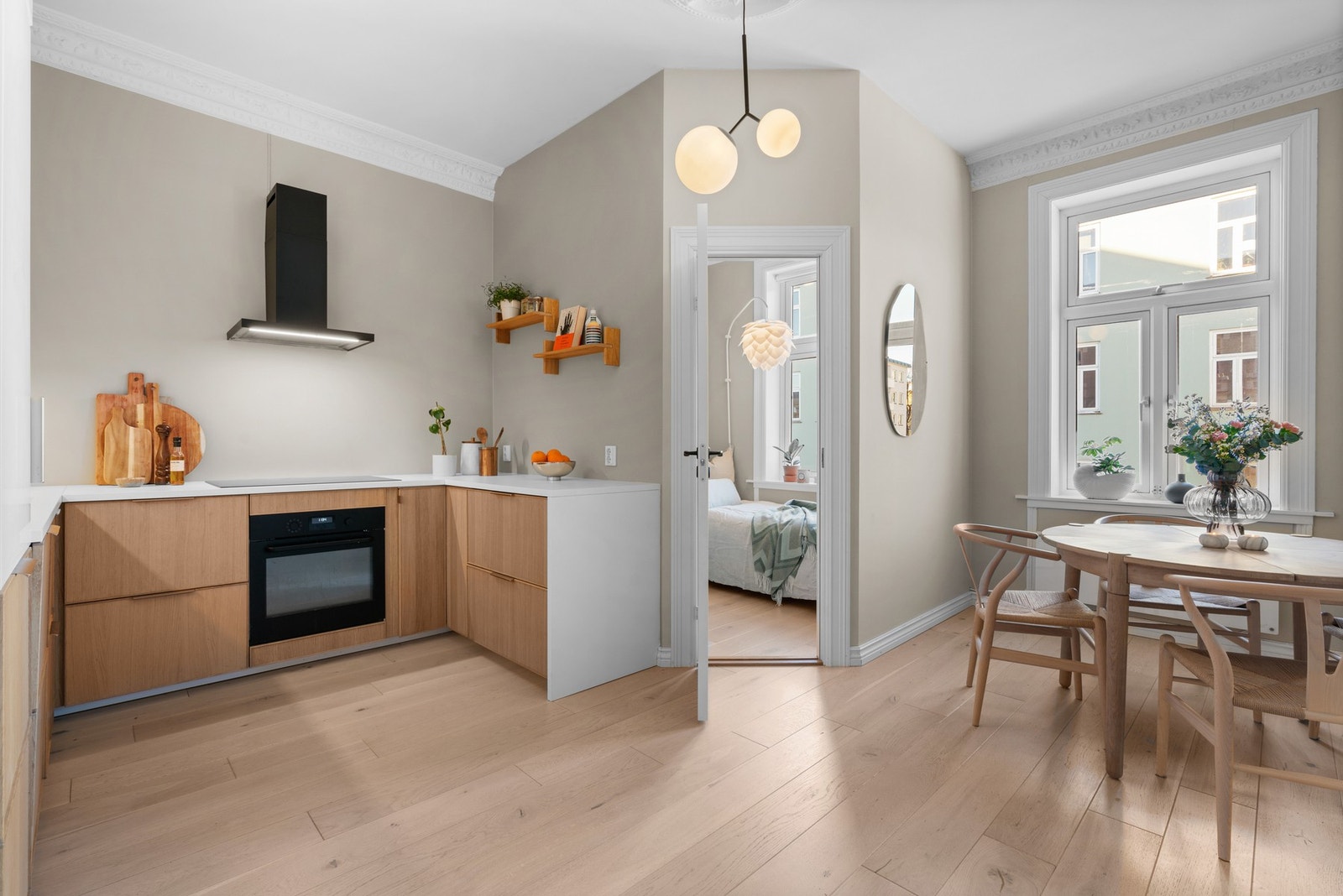 Det lekre kjøkkenet har åpen løsning mot stuen, og det er plass til spisebord i overgangen til stuen Galleribilde