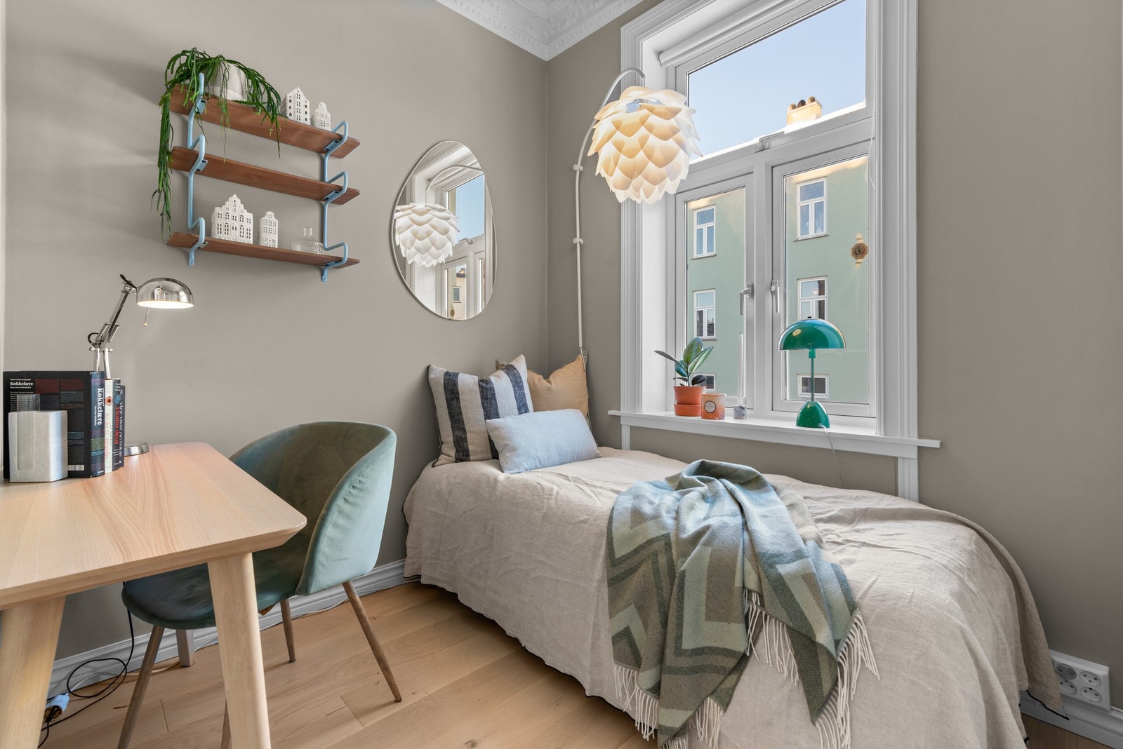 Soverom 2 har inngang fra stuen. Rommet er perfekt som barnerom, gjesterom eller kontor Galleribilde