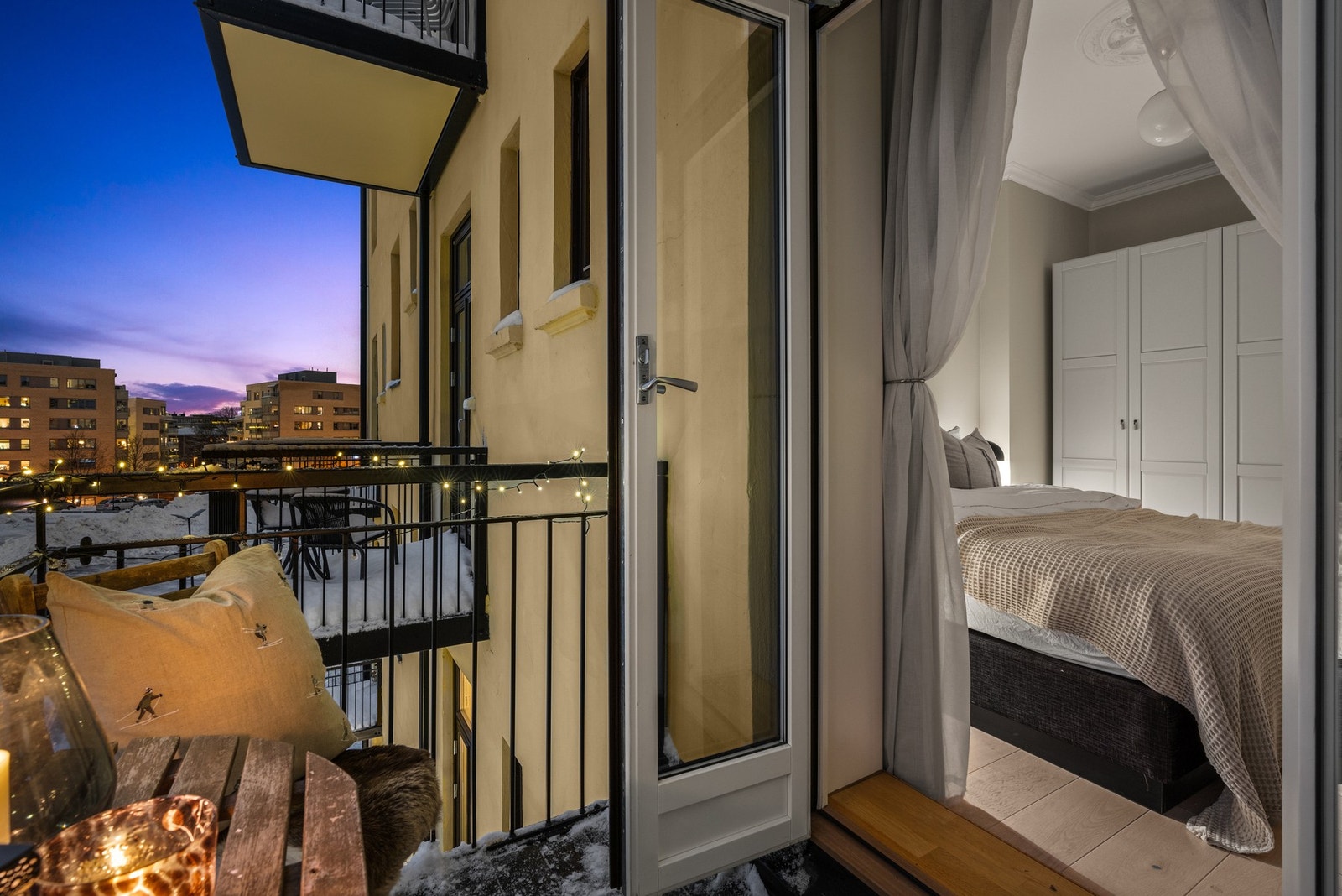 Fra hovedsoverommet har man utgang til en koselig balkong med gode solforhold på sommerstid. Balkongen vender mot sameiets bakgård Galleribilde