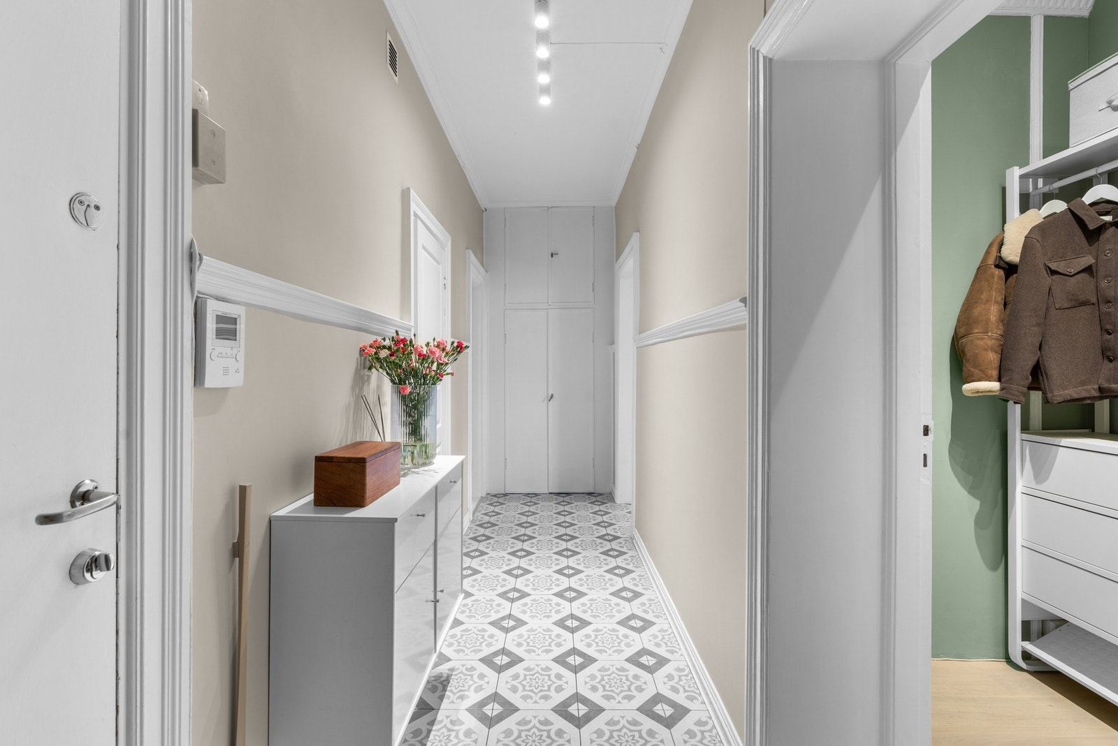 I enden av entréen finner du en praktisk innvendig bod, utformet som et sjarmerende plassbygd skap. Boden byr på rikelig lagringsplass og er smart innredet med blant annet vaskemaskin Galleribilde