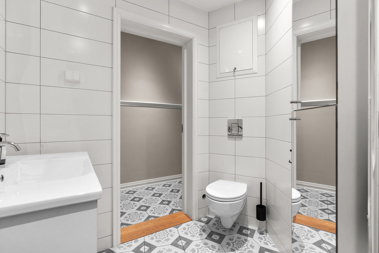 Badet har inngang fra entréen og er pusset opp i 2016 Galleribilde