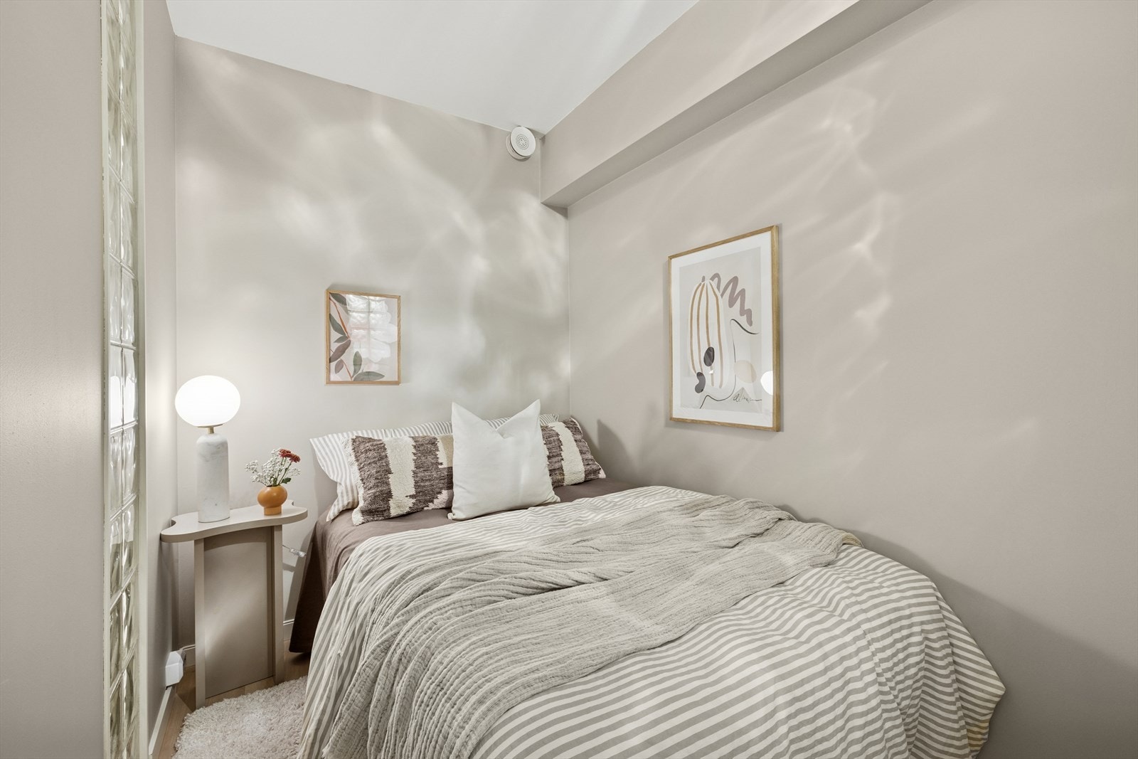 Videre byr leiligheten på en koselig sovealkove. Galleribilde