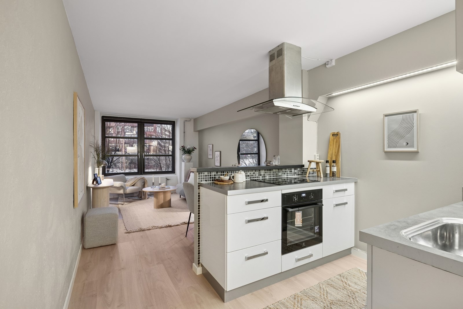 Her får du store fabrikkvinduer som slipper inn mengder med naturlig lys og en fantastisk takhøyde. Galleribilde