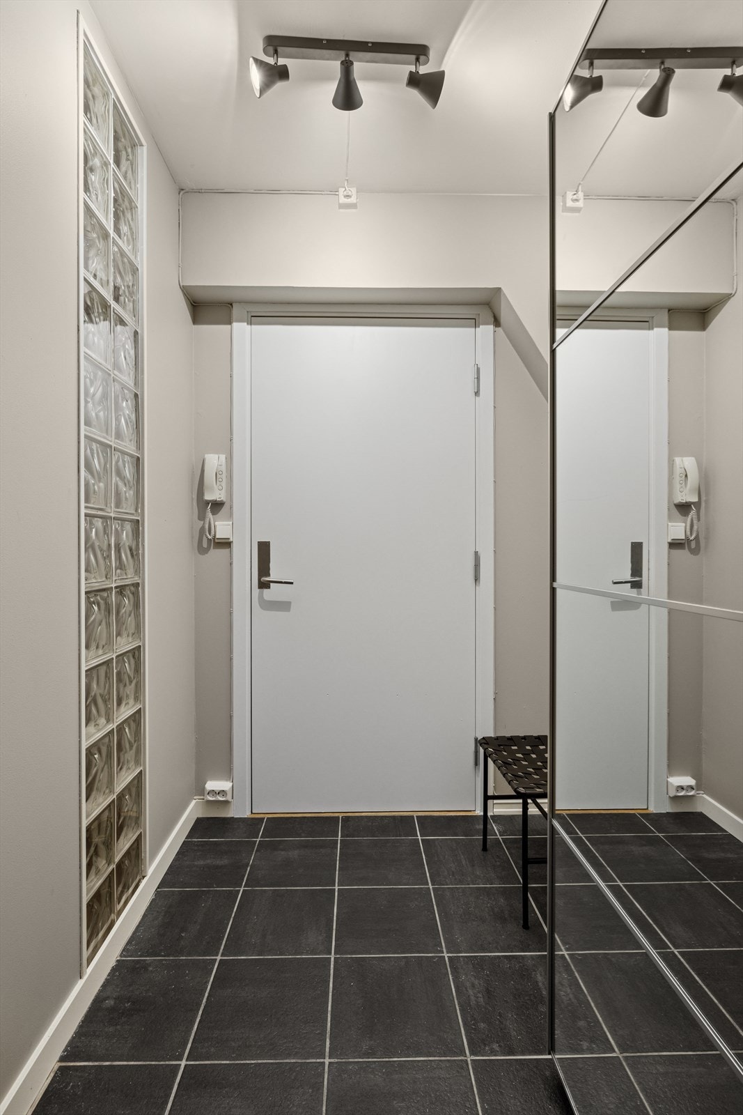 Her er det god plass til å henge fra seg jakken og sette fra seg skoene en skyvedørsgarderobe med speilfronter. Galleribilde