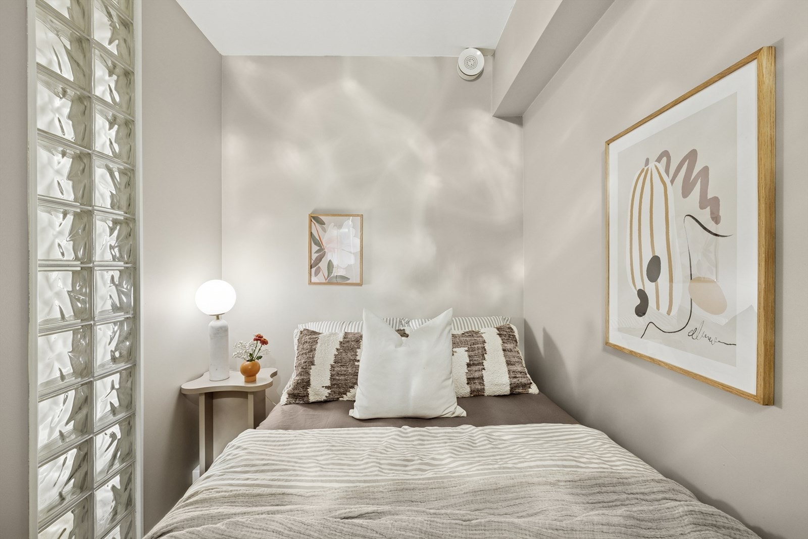 Det er plass til en seng og annet soveromsinteriør. Galleribilde