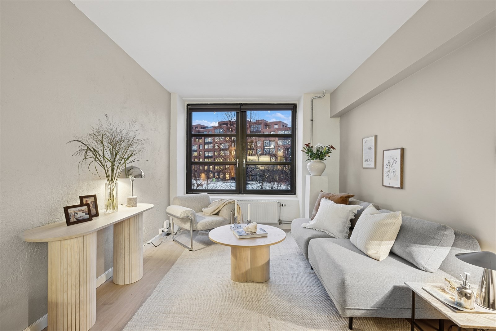 Hjertelig velkommen til en lys og pen fabrikkleilighet med idyllisk utsyn mot Akerselva. Galleribilde