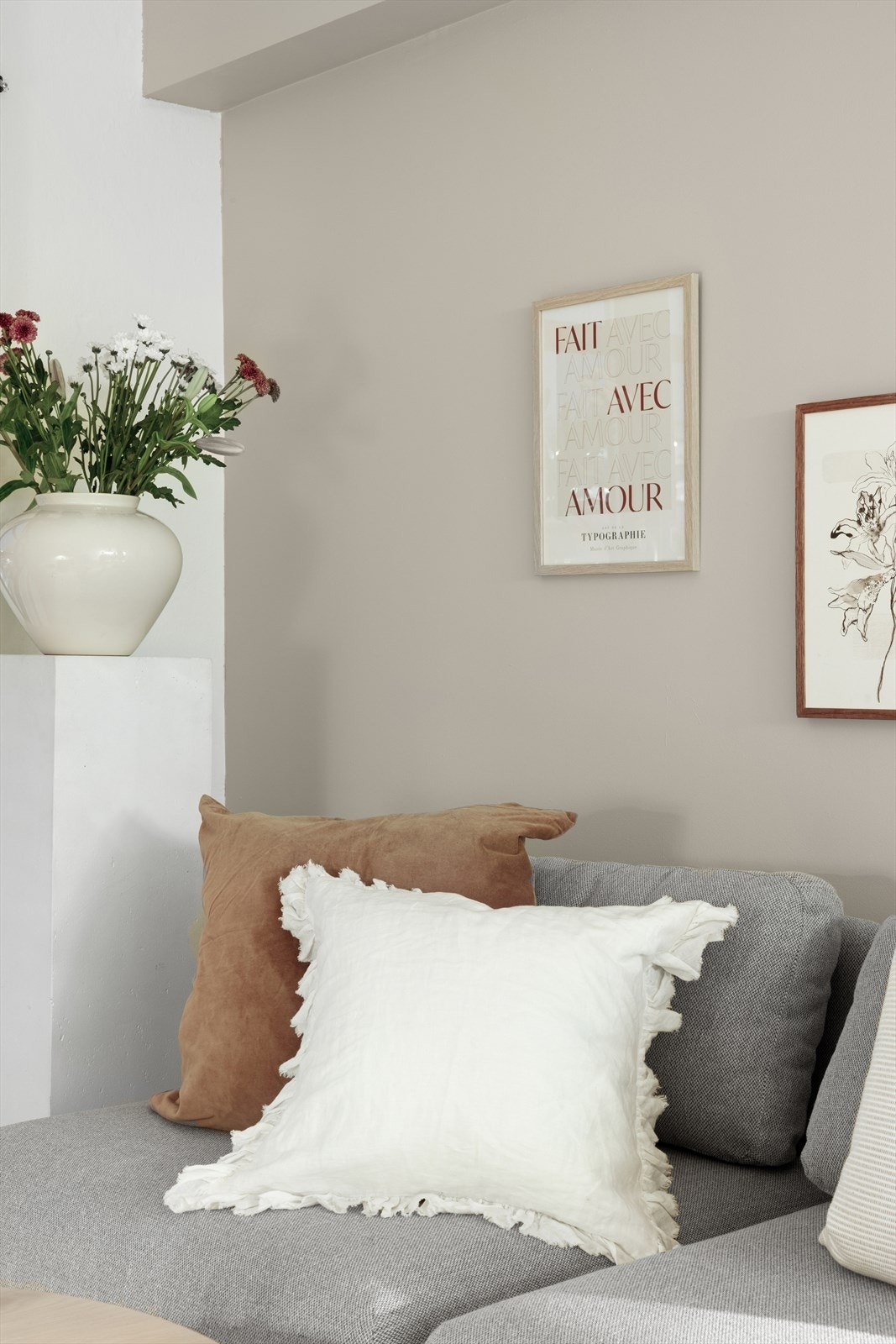 I stuen er det plass til en hyggelig sofagruppe og ønsket oppbevaringsmøblement. Galleribilde