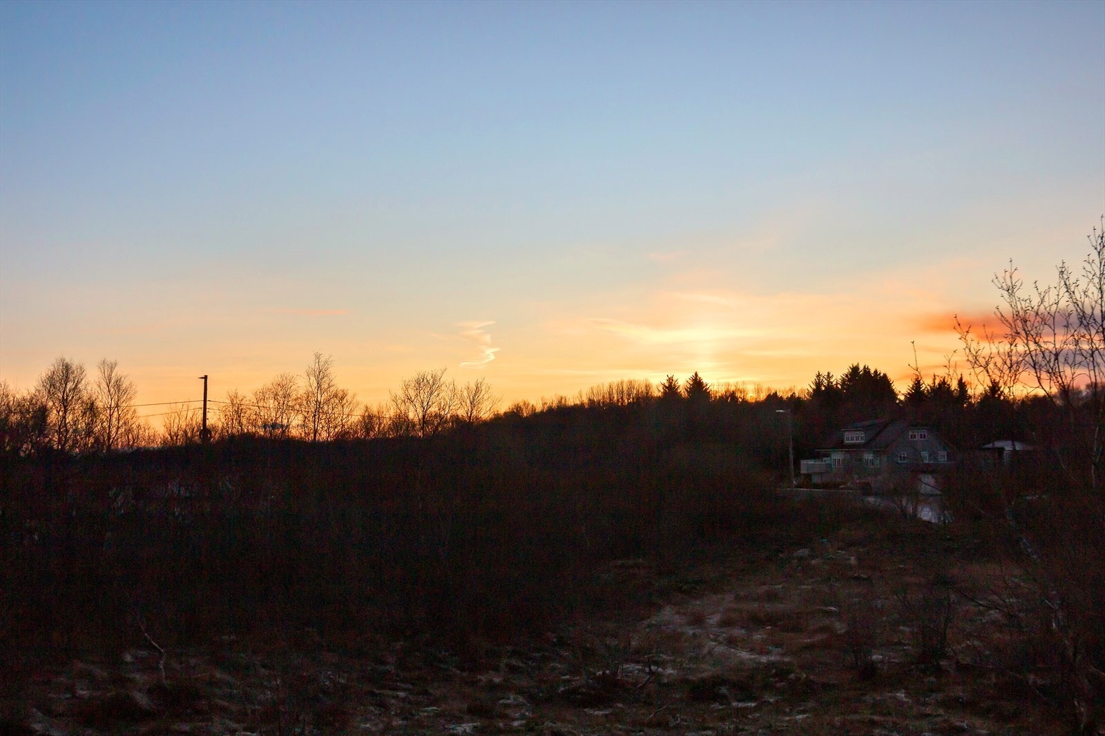 Det er tinglyst rettighet til å legge vei, vann, strøm og utslipp. Kjøperen har også rett til sjøvei. Galleribilde