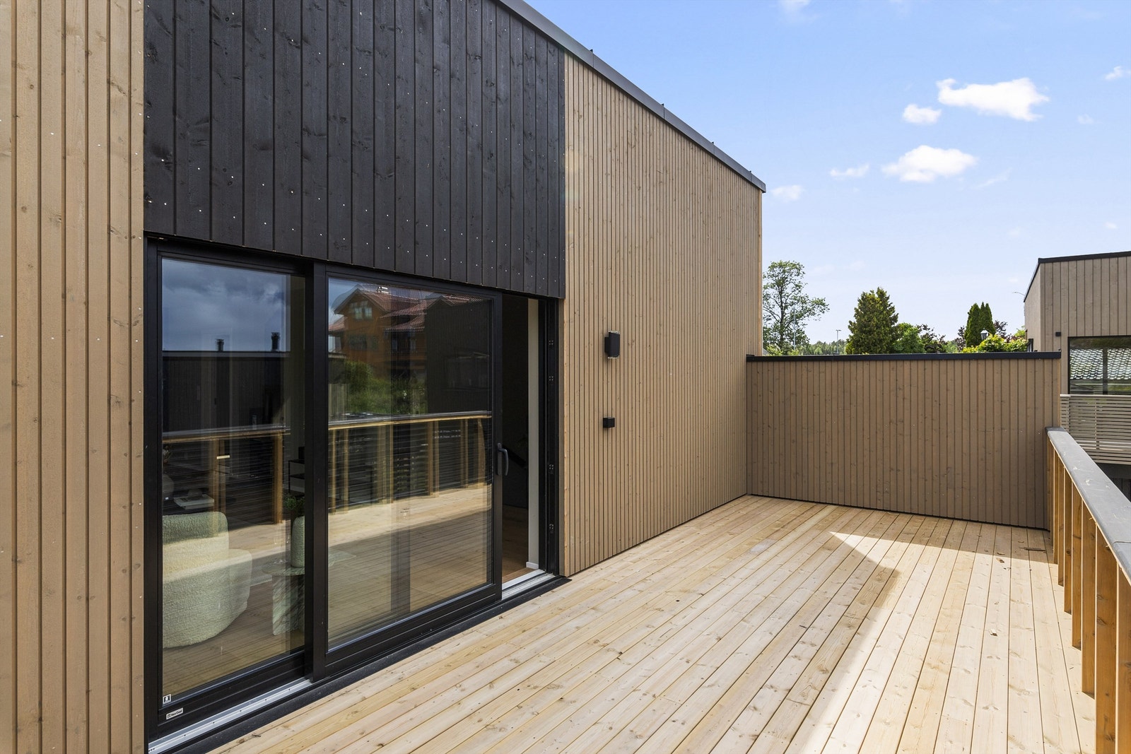 Romslig balkong med plass til flere sittegrupper Galleribilde