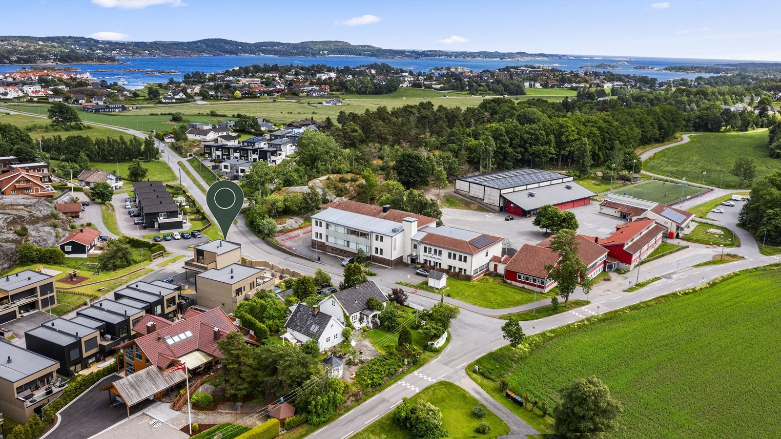 Kort sykkelavstand til Granholmen badestrand som er rikt befolket på de varme sommerdager med matservering m.m. Galleribilde