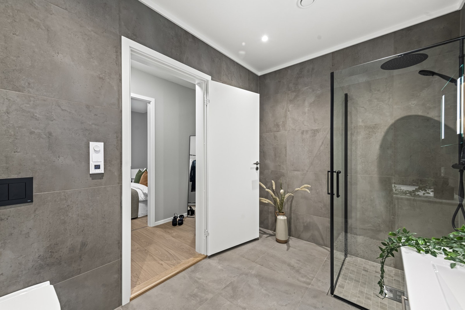 Bad/wc med adkomst til omkledningsrom og hovedsoverom Galleribilde