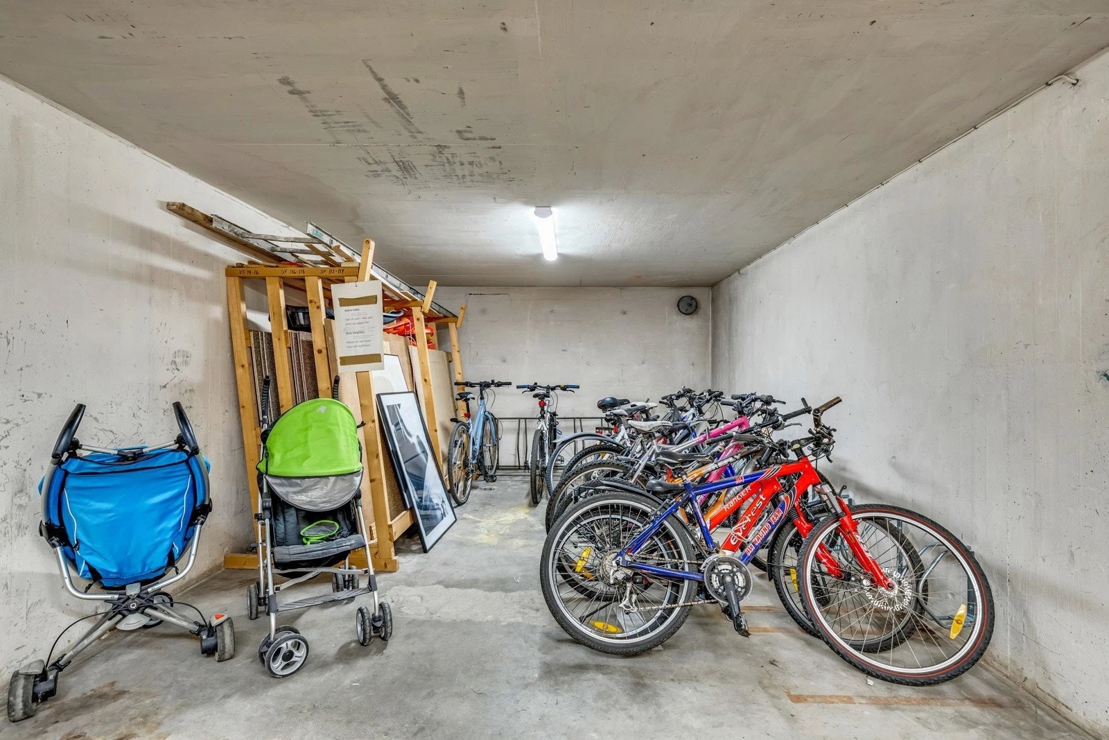 Beboere har tilgang til felles sykkelrom og vaskeri. Her kan også barnevogn stå. Galleribilde