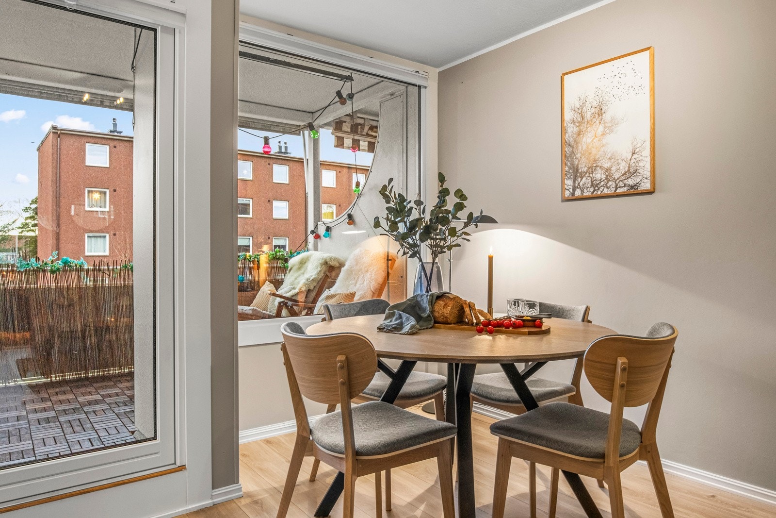 Stuen har god plass til å innrede med et spisebord. Galleribilde