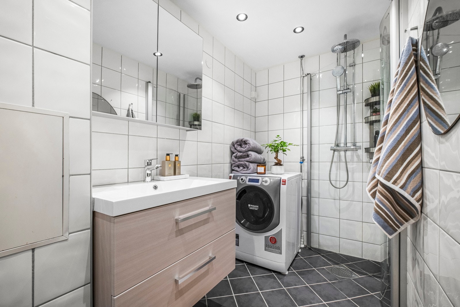 Badet ble rehabilitert i regi av borettslaget i 2008 og fremstår som pent. Badet har opplegg for vaskemaskin og dusjhjørnet har innfellbare glassdører, regnfallsdusj og hånddusj. Galleribilde