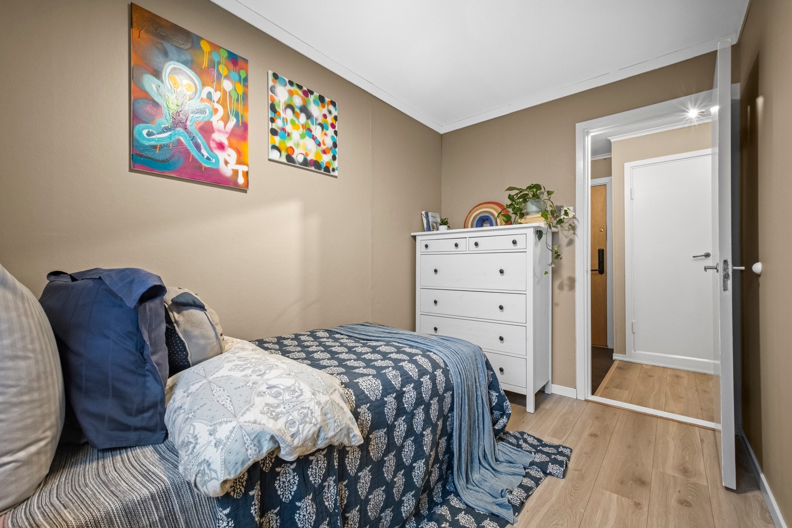 Rommet har god plass til seng, kontorpult og garderobeløsning. Galleribilde