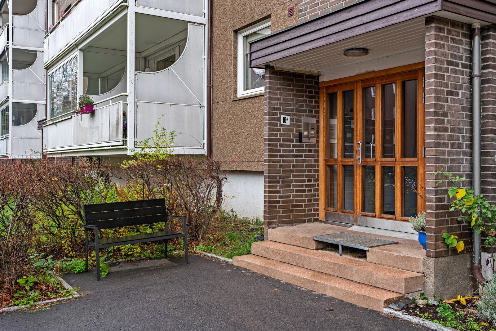 Leiligheten ligger fint plasser i byggets andre etasje. Borettslaget har asfalterte stikkveier og frodig beplantning med trær, busker, blomster og gode plenarealer. Galleribilde