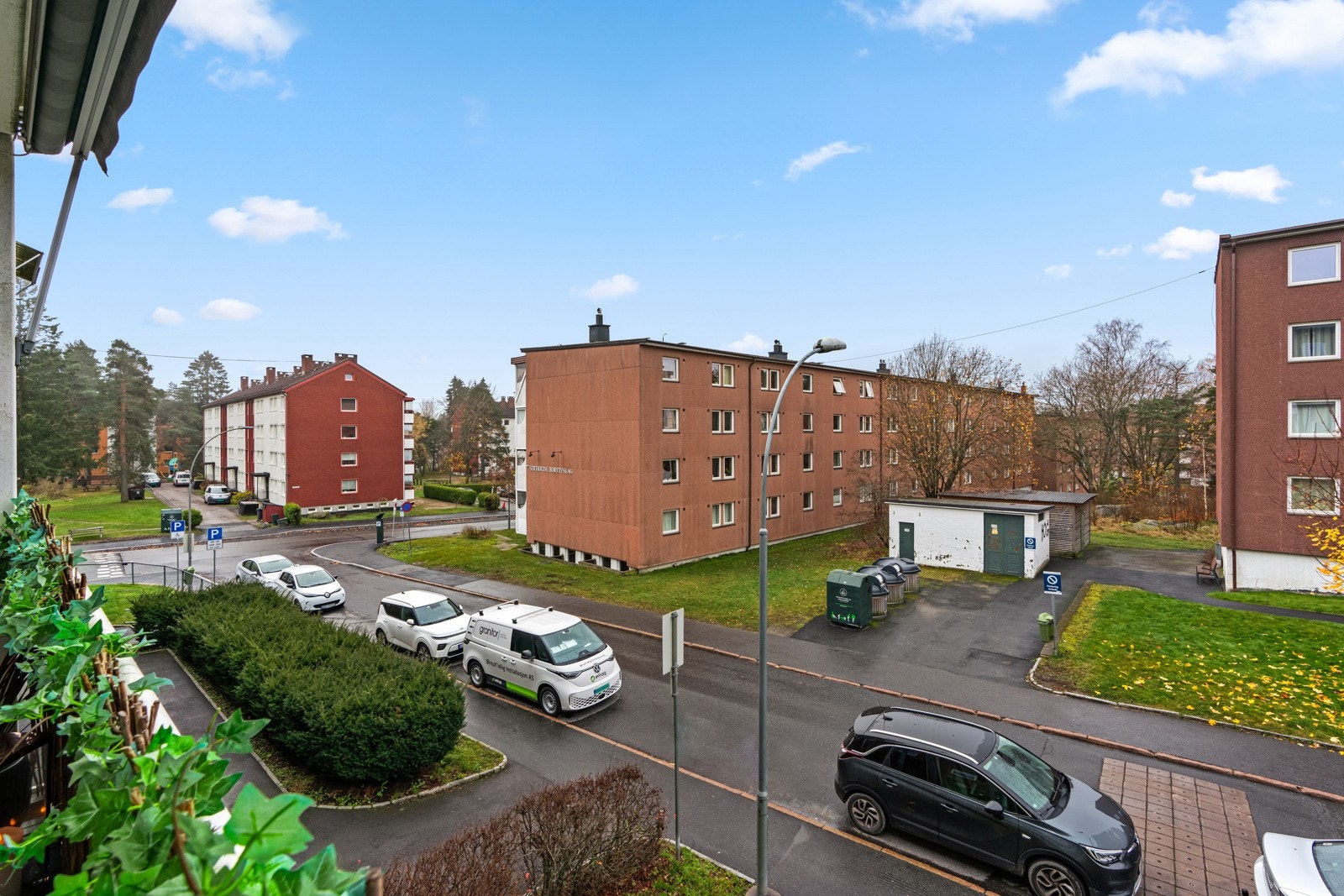 Balkongen vender ut mot fellesarealer og har god plass til utemøbler. Overbygget skjermer godt for ruskevær. Galleribilde