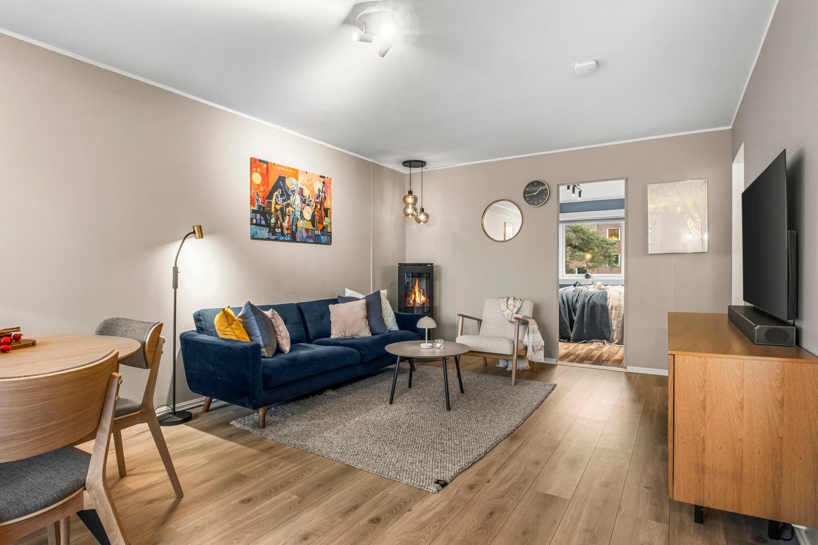 Stuen har også god plass til sofa med tilhørende møblement. Borettslaget fikk nylig innstallert fibernett fra Telia, og internett og kabel-tv er inkl. i felleskostnadene. Galleribilde
