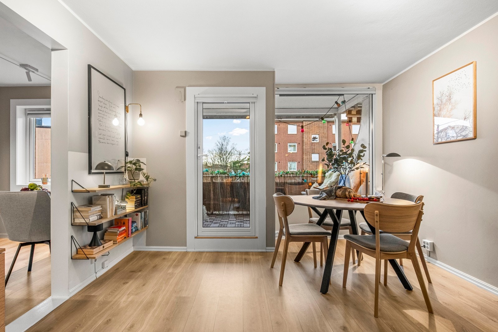 Gode vindusflater gir rikelig med dagslys inn i leiligheten. Vinduene og balkongdøren ble skiftet i regi av brl. i 2016/17. Galleribilde